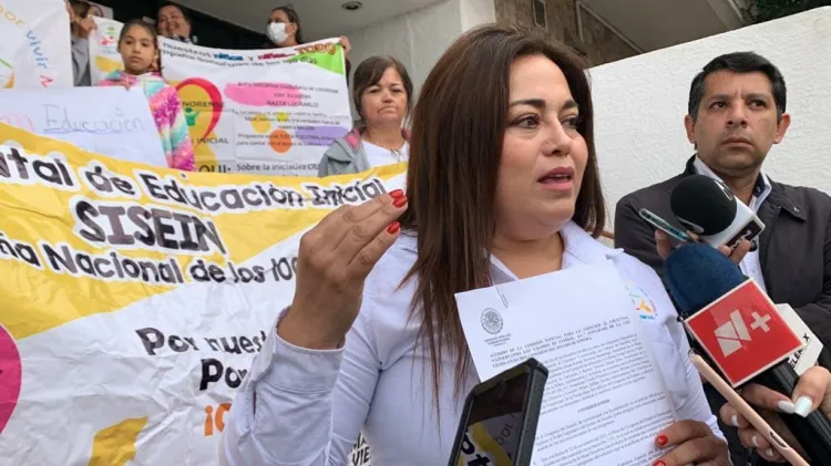 Representantes de estancias infantiles se manifiestan afuera del Congreso