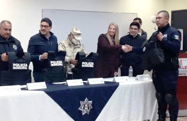 Reciben policías chalecos antibalas de parte del Alcalde