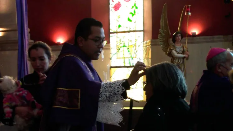 Reciben fieles católicos la ceniza en el inicio de la Cuaresma
