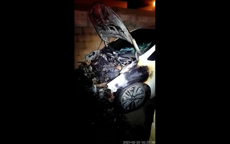 Fuego destruye automóvil en residencial