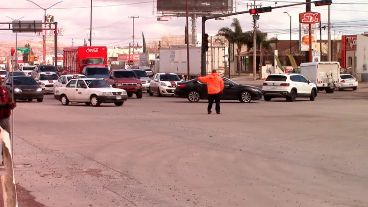 Afectan fuertes vientos a semáforos