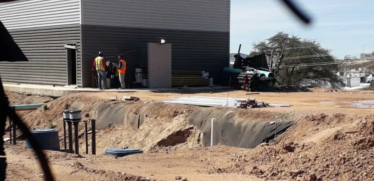 Queda trabajador enterrado en derrumbe en obra de construcción