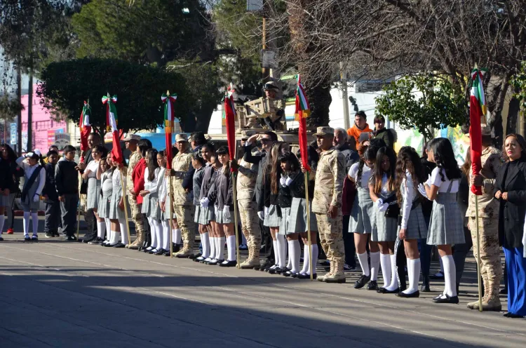 Realizan abanderamiento de escoltas escolares en Día de la Bandera