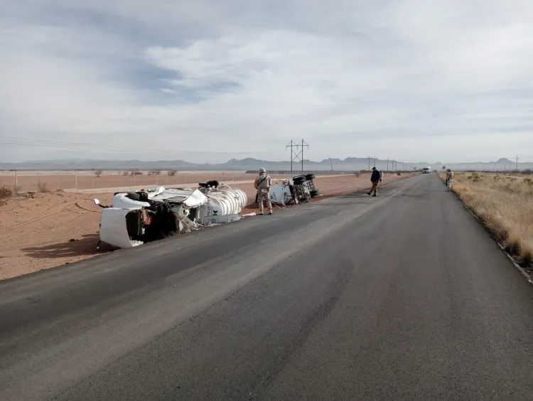 Vuelca camión cargado de combustible en carretera AP - Cananea
