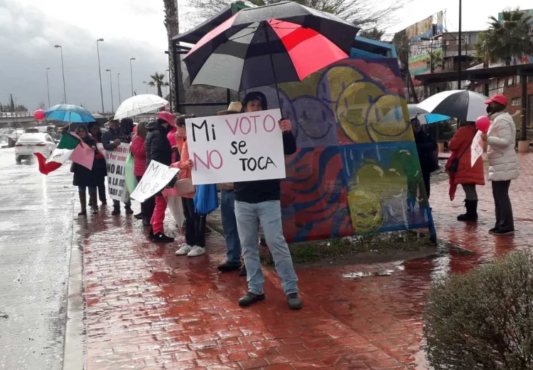 Participan nogalenses en manifestación en favor del INE