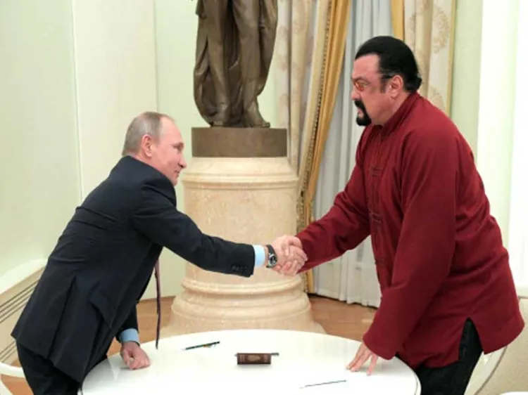 Condecora Vladimir Putin a Steven Seagal actor estadunidense