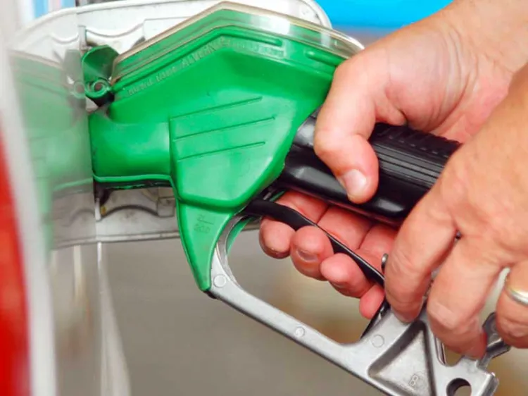 Huye sujeto sin pagar después de llenar el tanque