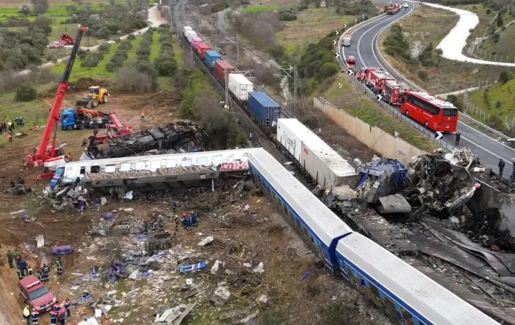 Aumentan los muertos y los heridos por choque trenes en Grecia; declaran luto nacional