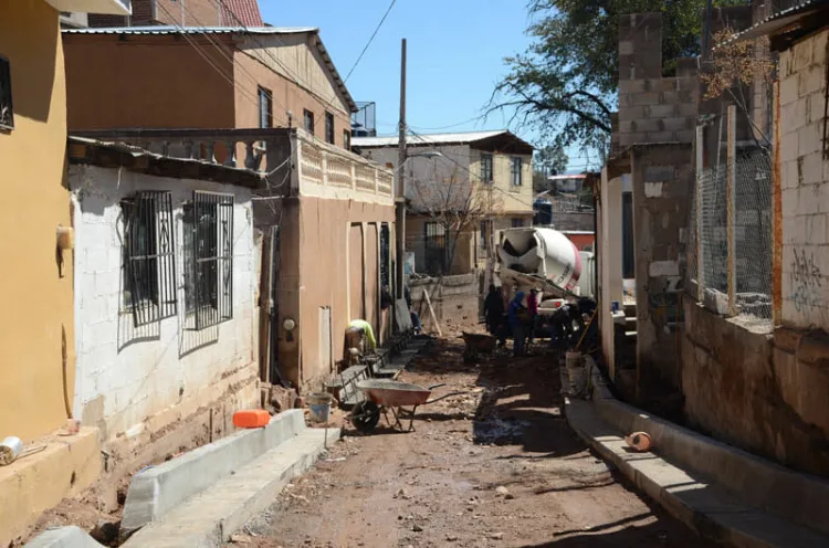 Pavimentan Andador 7 de Los Encinos con recursos del Repuve