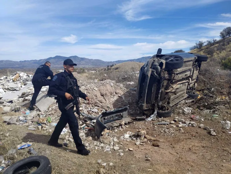 Vuelcan tres personas en vehículo; sufrieron lesiones graves