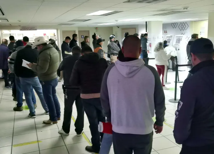 Acuden nogalenses a pagar sus placas en la Agencia Fiscal