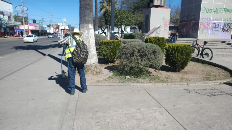 Limpian plaza tras manifestación 8M