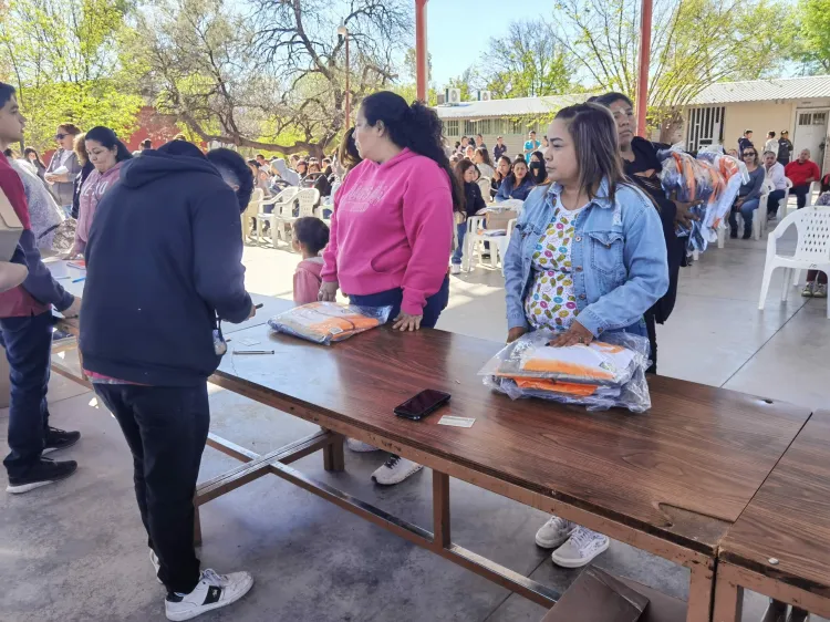Realizan entrega de uniformes escolares en Ímuris