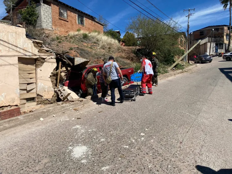 Derriba conductora parte de vivienda tras choque
