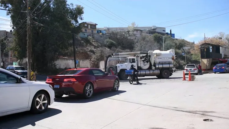 Reparan brote de aguas negras en la 5 de Febrero