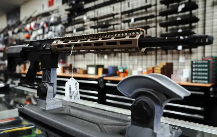 Fortalece Joe Biden trámites para compradores de armas