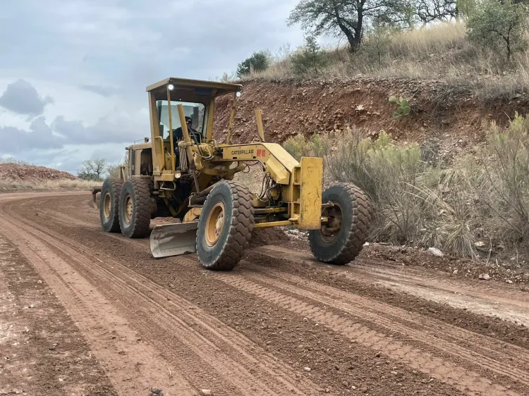 Mejoran vialidad con raspado de calles en colonia CTS-Croc