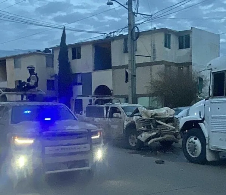 Choca vehículo militar tras persecución; hay dos elementos graves