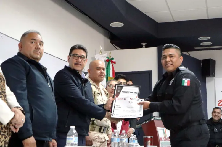Entrega Alcalde reconocimiento al Policía del Mes