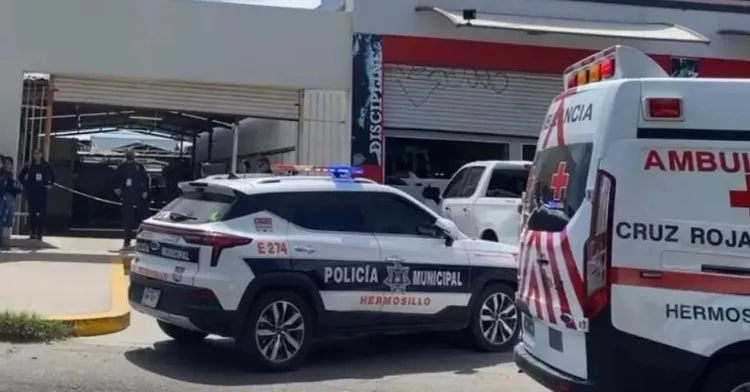 Hombre priva de la vida a su expareja y novio en tianguis, después se suicida