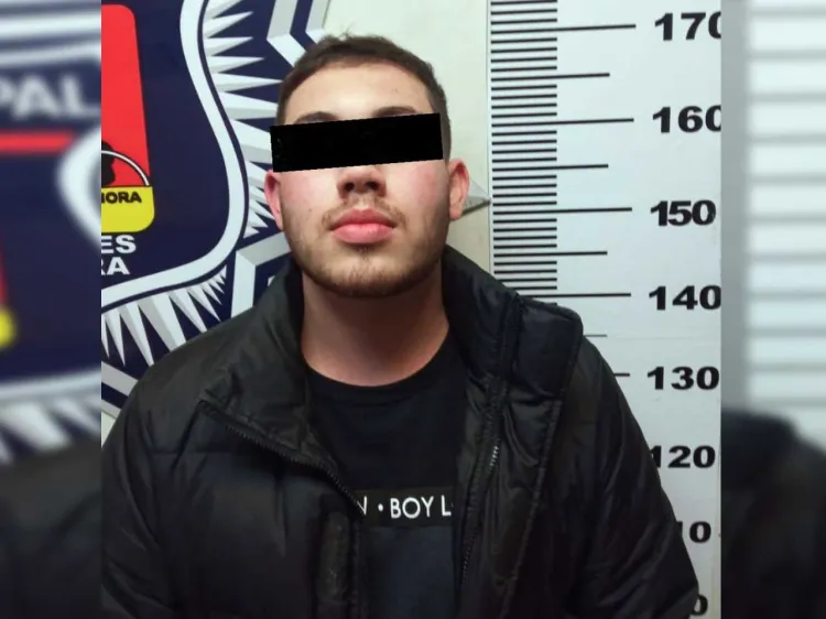 Conductor ebrio se estrella contra barandal; fue detenido