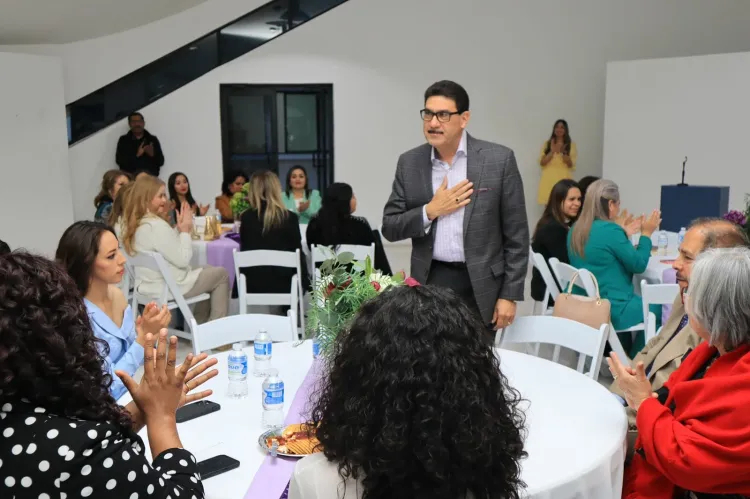 Reconoce Alcalde labor altruista de las mujeres en esta frontera