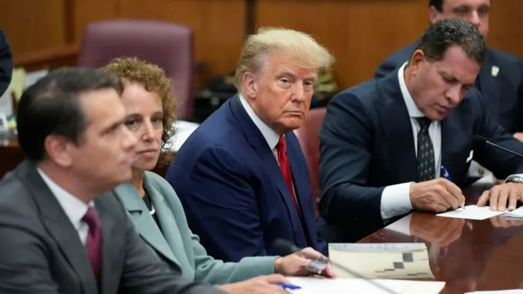 Termina Donald Trump arrestado tras entregarse a tribunal de Manhattan