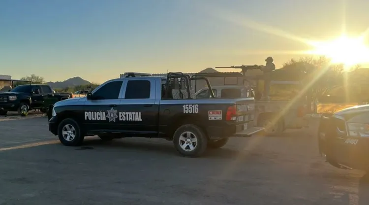Abandonan armas y vehículos tras persecución en Caborca