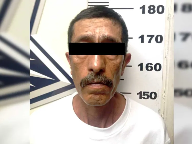 Impacta taxista su vehículo contra otro y atropella a persona