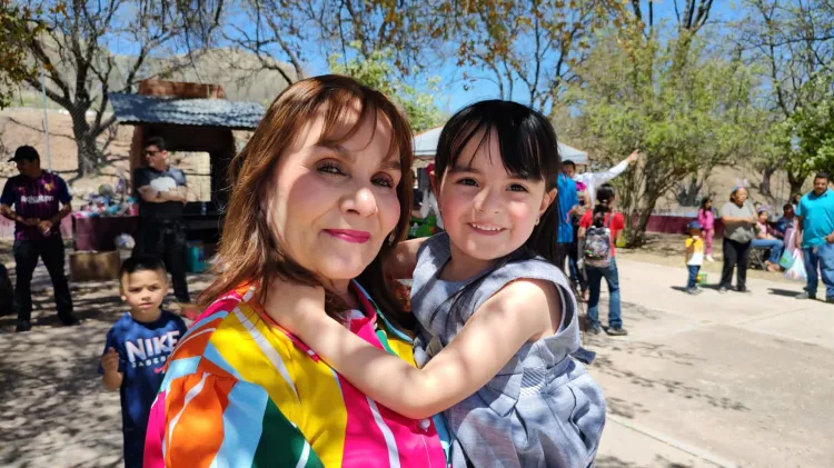 Convive primera dama y Alcalde con niños el domingo de Pascua