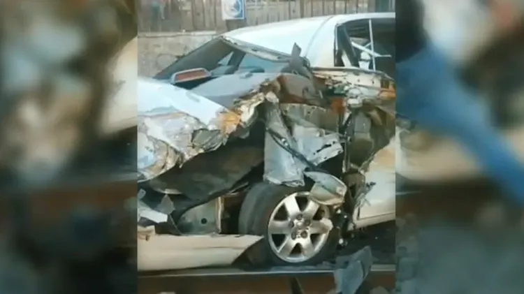 Impacta “mole de hierro” a automóvil