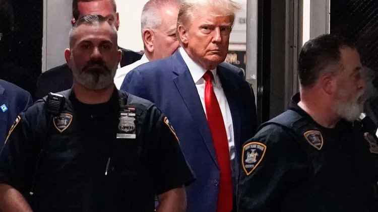 Vuelve Donald Trump a comparecer ante justicia de NY