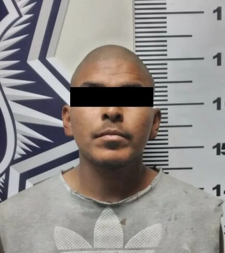 Intenta ladrón quitar armas a policías tras persecución