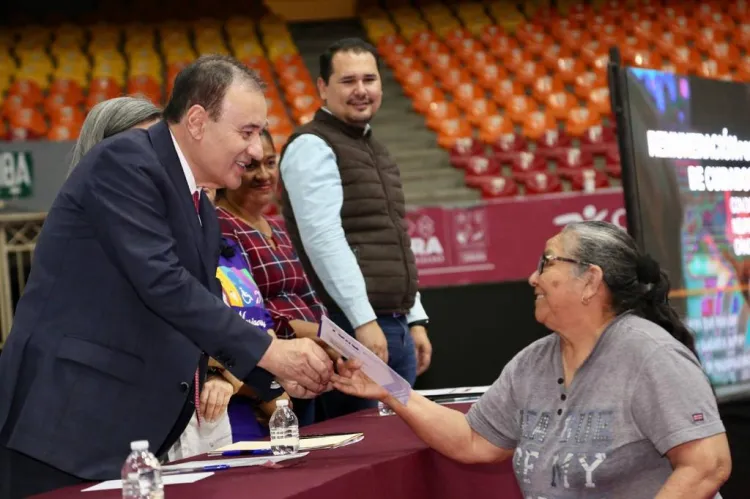 Entrega gobernador apoyos de programas sociales
