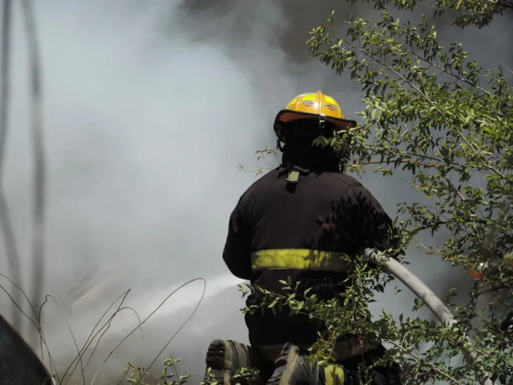 Incendio en taller afecta tres vehículos