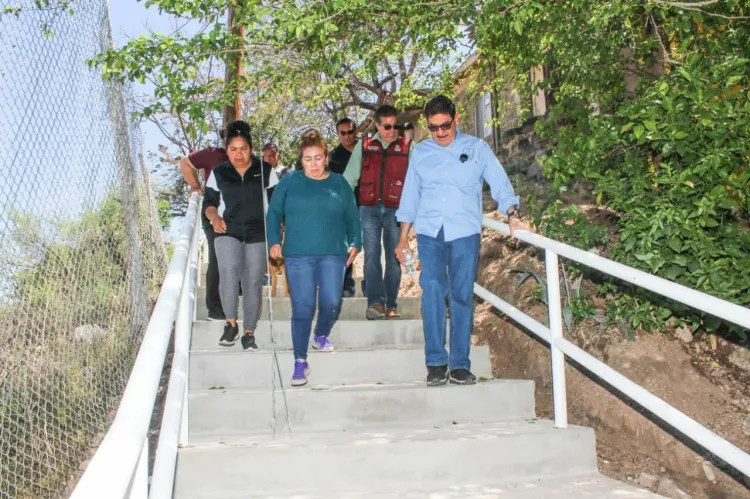 Facilitan movilidad con escalinata a residentes en colonia Del Rosario