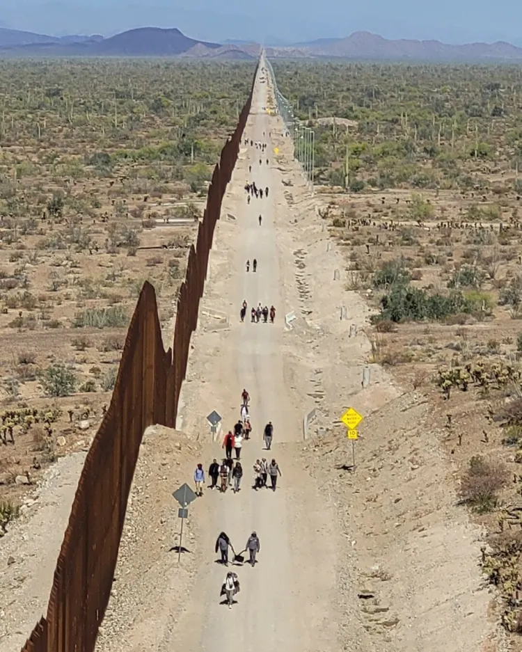 Detienen a grupos de migrantes en Arizona