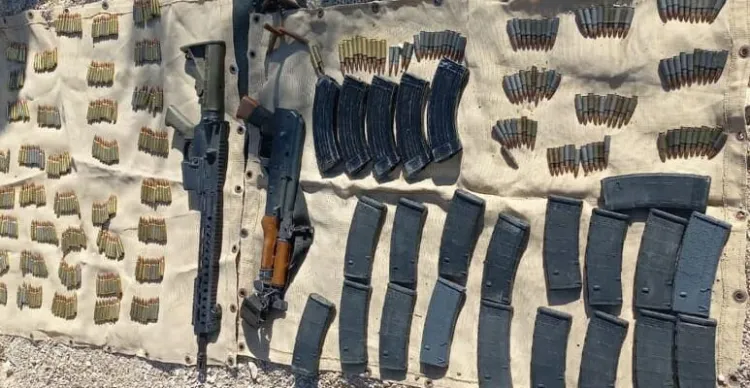 Localizan armas y cartuchos en carro robado