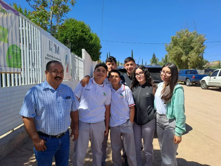 Estudiantes donan despensas al INM