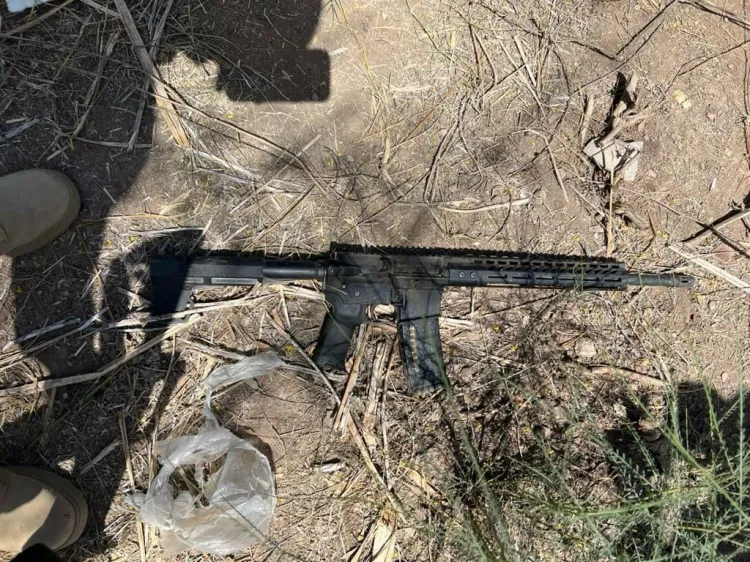 Atrapan a desertores militares en posesión de equipo y armas