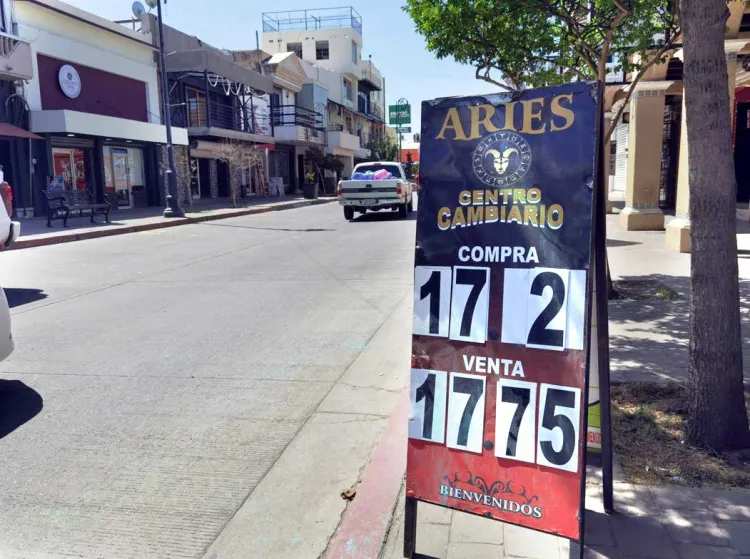 Baja el dólar a 17.60; afecta a negocios locales