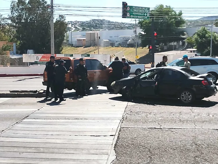 Tienen percance automovilistas en crucero del parque industrial San Ramón