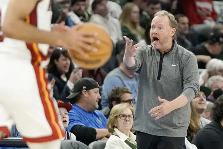 Bucks buscan coach