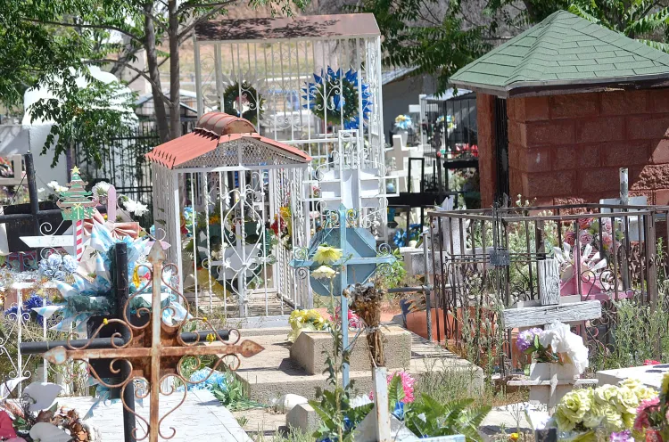 Preparan panteones para el Día de las Madres