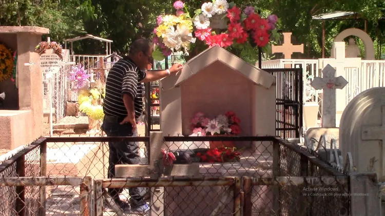 Visitan panteones por el Día de las Madres