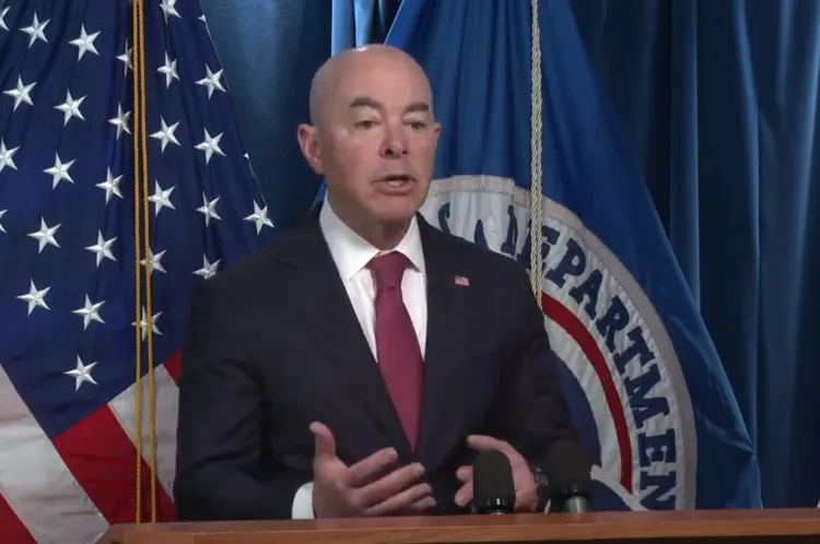 Anuncian nueva ley para remover a migrantes