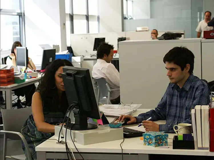 Pasar más de 7 horas sentados aumenta riesgo de obesidad: estudio