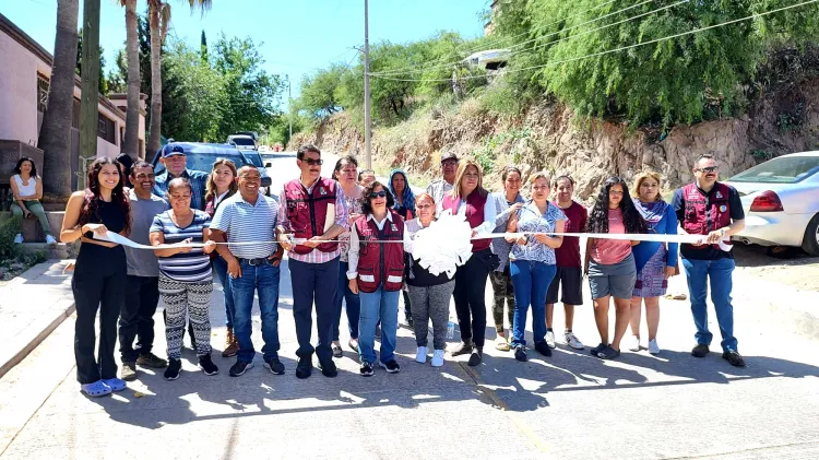 Cambia historia de residentes pavimento en Sierra Santa Catalina