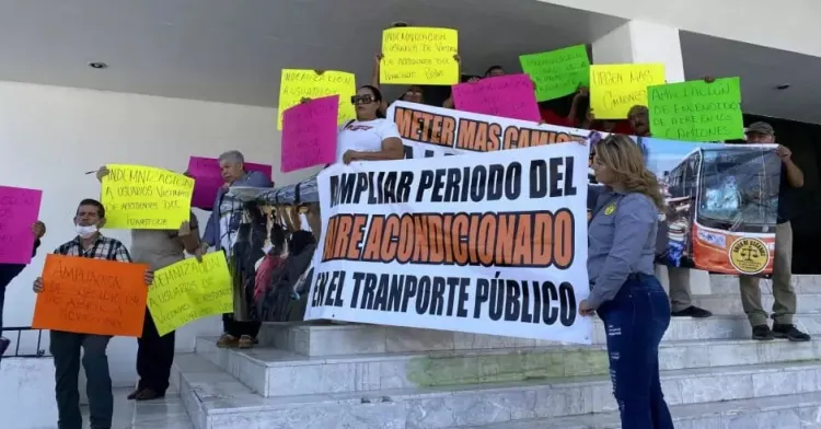 Realizan manifestación Unión de Usuarios frente al Congreso del Estado