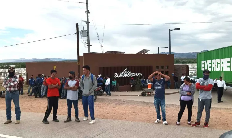 Cierran carretera trabajadores en Ímuris